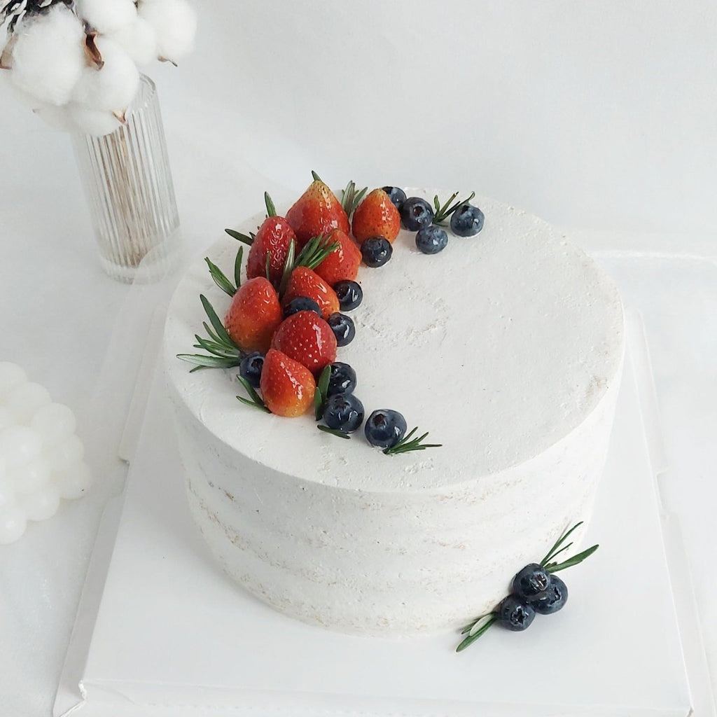 Vanilla Sponge Cake 8 Inch + Strawberries & Blueberries deco - YippiiGift