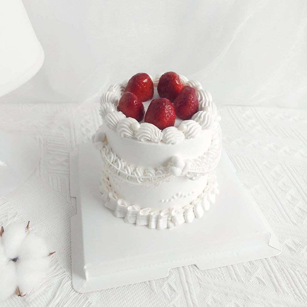 Vintage Strawberry White Cake 4 Inch - YippiiGift