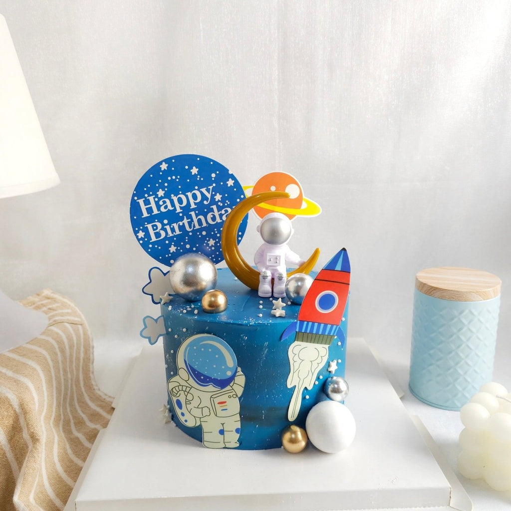 Astronaut Space Cake 6 Inch (with Toy) - YippiiGift