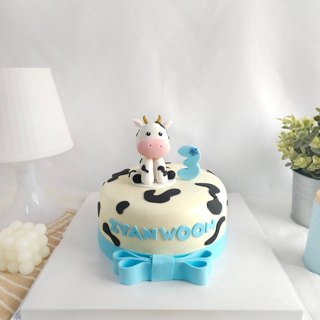 Cow Design Cake D8" H3.5" (Buttercream) - YippiiGift