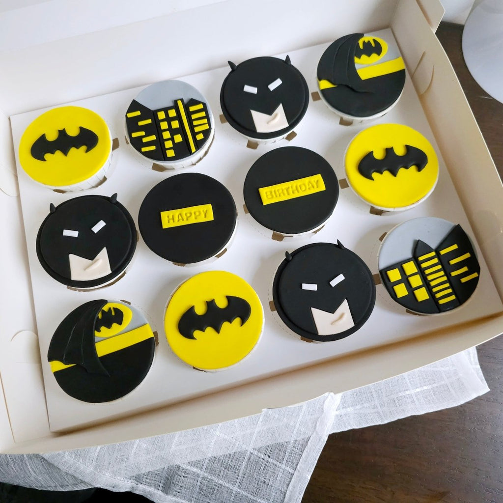 Cupcake - Batman 12 Pcs (Fondant) - YippiiGift