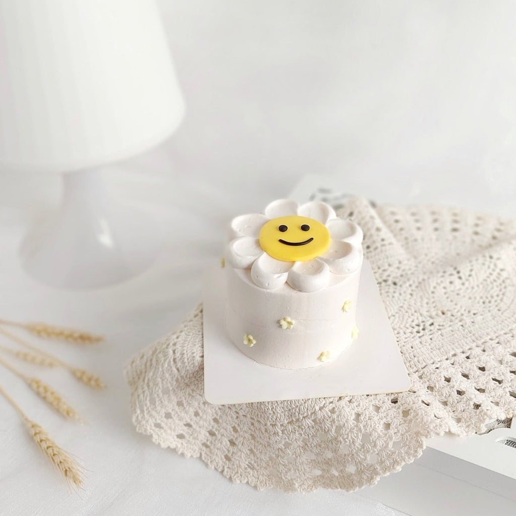 Mini Character Design Cake 3 Inch - Smiling Flower - YippiiGift