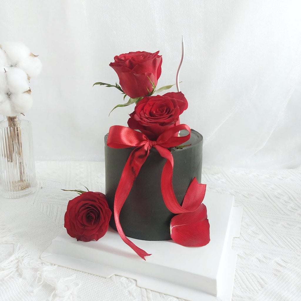 Red Rose Black Cake 4 Inch - YippiiGift